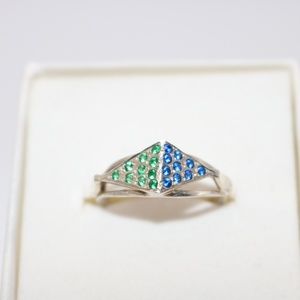 Rhombus ring with two different colors.